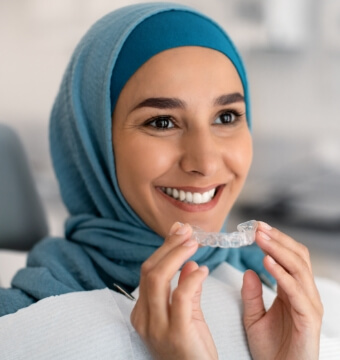 woman-dentist-take-brace